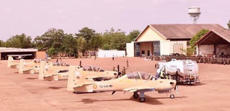 4 avions super tucano