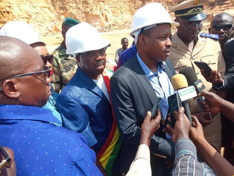 amadou-koïta-ministres-visite-carrière-roche-