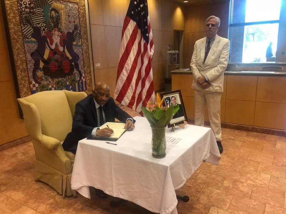 boubèye maïga-signature-livre-condoéances-ambassade usa mali