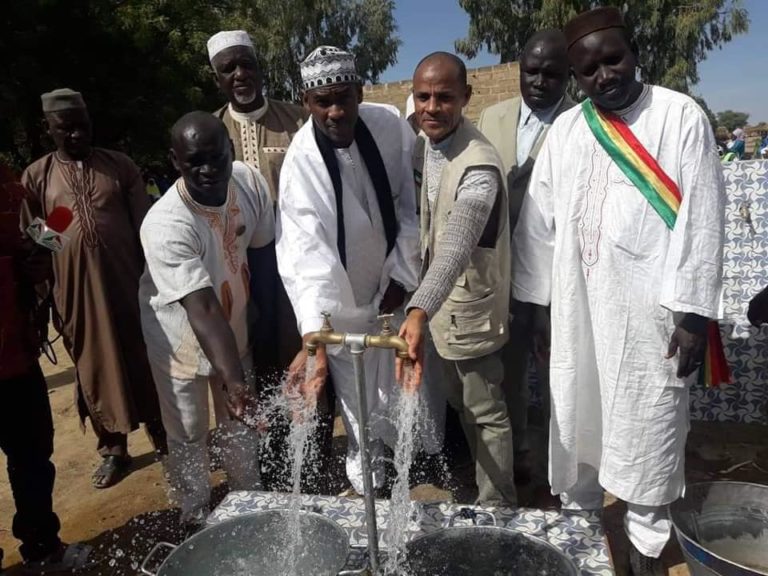 honorable Abdoul jalil Mansour Haidara inaugure château d'eau Cla-mali