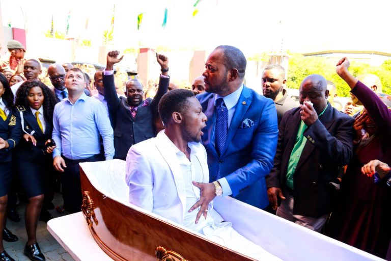 homme rescucité 3 jours après sa mère