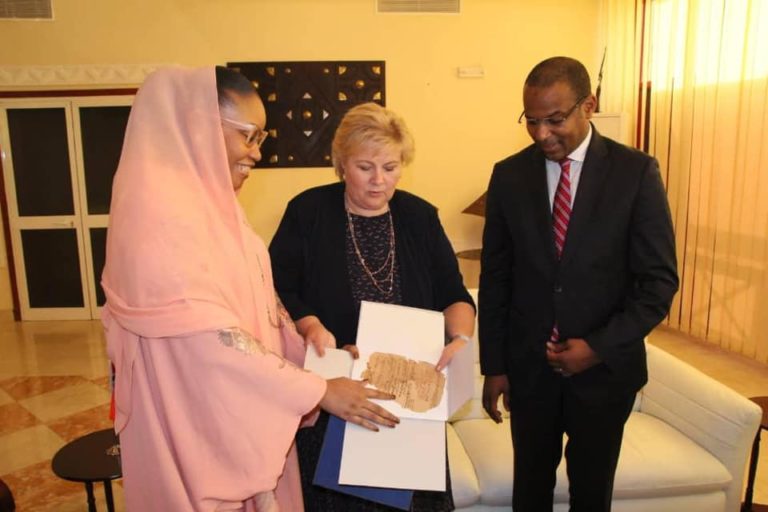 Manuscrit grammaire_Norvège restitue au Mali