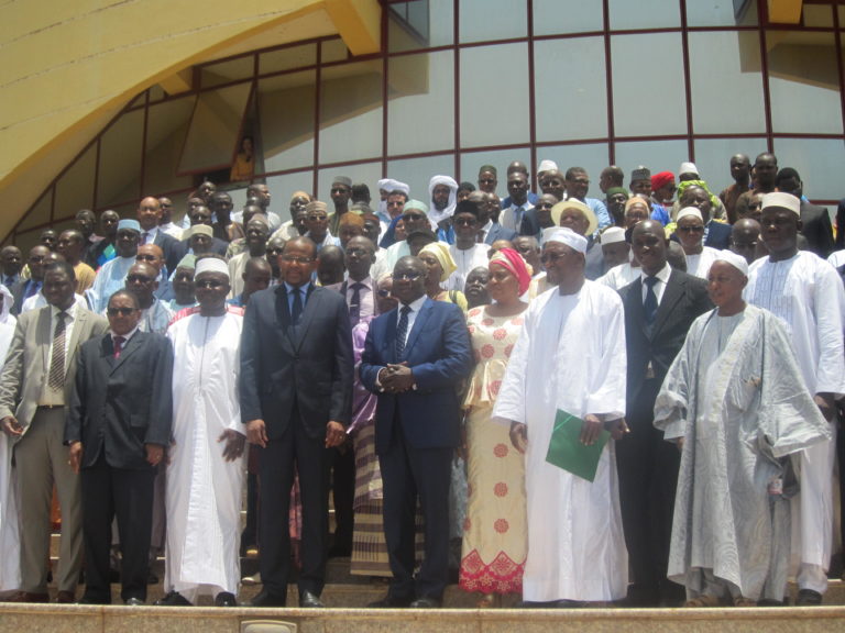 Signature accord politique_phtoto famille