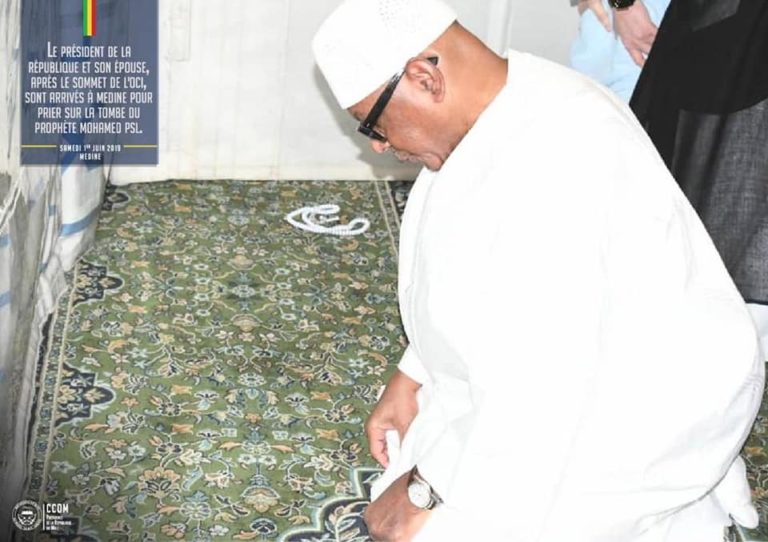 Madinah-IBK se recueille sur le tombeau du Prophète Mouhamad Yaa Rassoulallah Psl