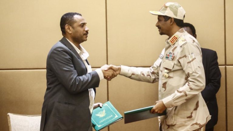 Le général Hamdan Daglo, vice-président du Conseil militaire de transition, et Ahmed Rabie, leader de la contestaiton civile, après avoir signé la déclaration constitutionnelle à Khartoum, le 4 août 2019.