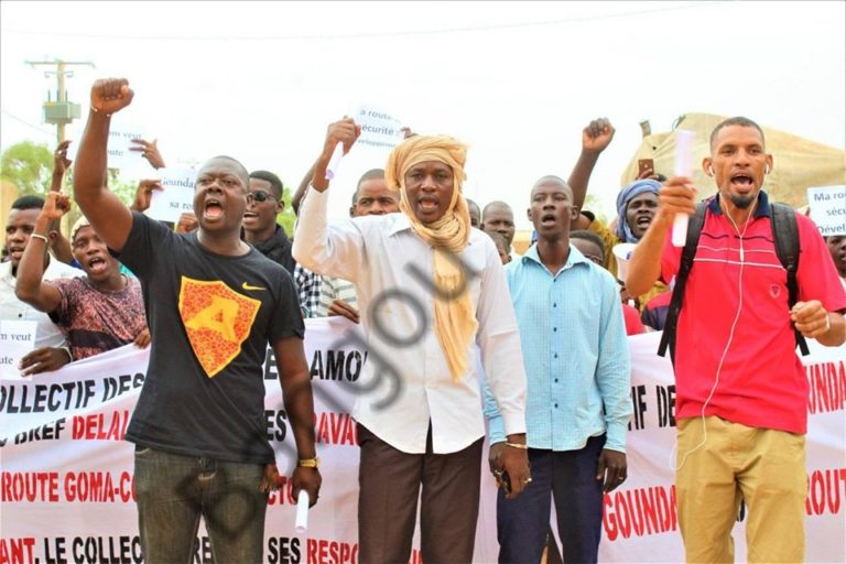 marche collectif jeunes Goundam-réclamer route