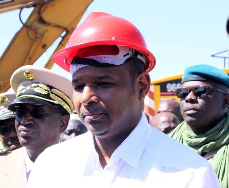 Dr boubou cissé-Route Niono -Goma coura-Tombouctou- Premier ministre 1er coup pelle