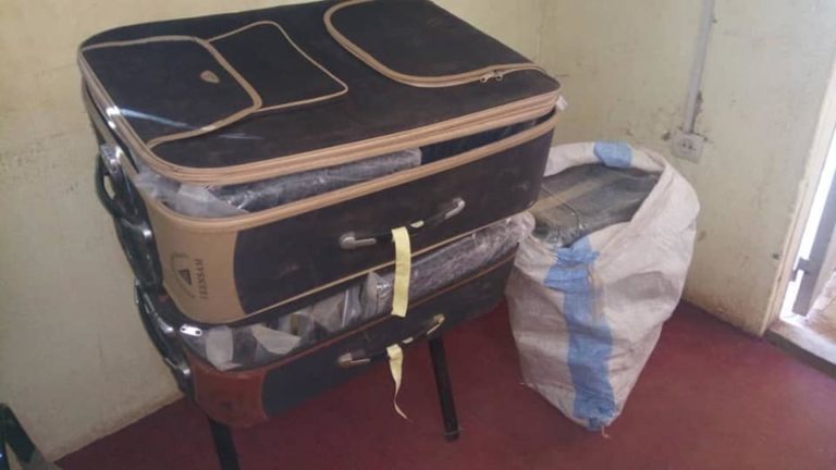 valises_ sac contenant 39 brigues d’herbe de cannabis saisis_Bamako