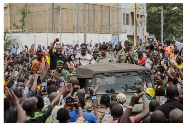 Mutins et manifestaaants M5-RFP _Place indépendance-Mali