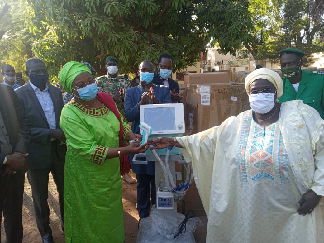 Bernadette Keita-ministre Environnement Assainissement Développement durable remettant à sa collègue Dr Fanta Siby de la Santé et du Développement social