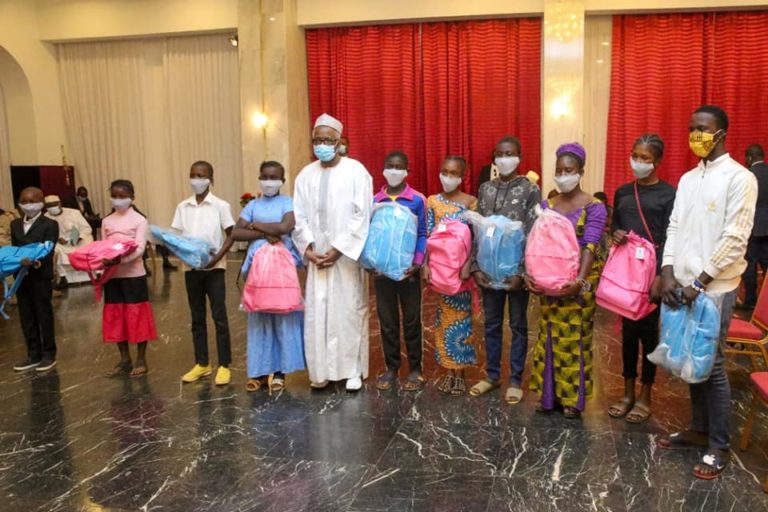 Kits Scoalires sacs-crayons-stylos-règles- don du Gouvernement de la République Populaire de Chine