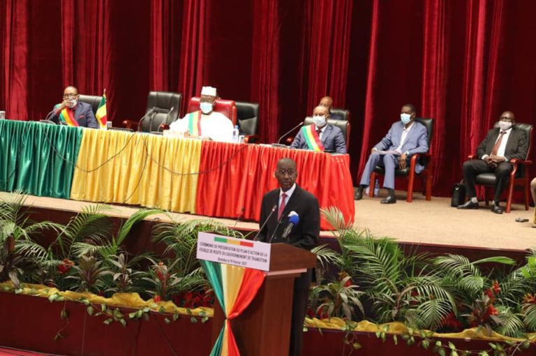 L’élève Moctar Ouane devant le professeur Col Malick Diaw