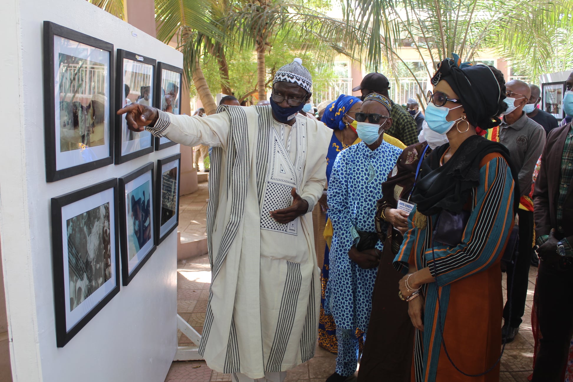 Exposition photos martyrs du 26 mars 1991- Pyramide de Souvenirs-ministre Culture Mme Konaré
