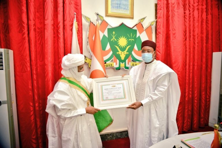 Président Issoufou Mahamadou décore le Premier Ministre Brigi Rafini