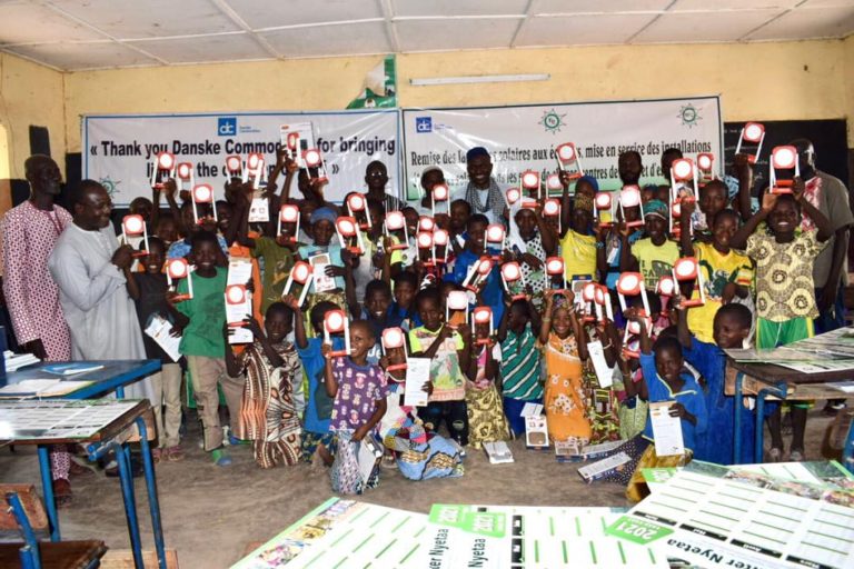 lampes solaires aux ecoliers de Gouakoulou