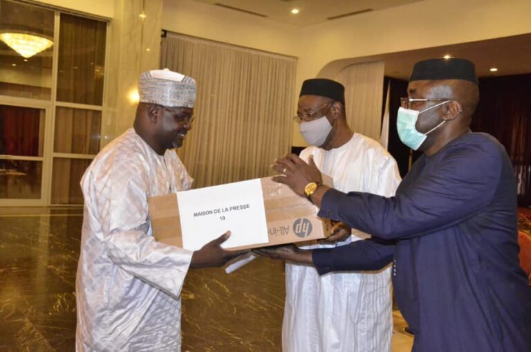 Dons ordinateurs de la Présidence