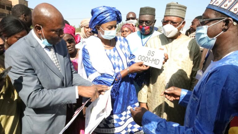 l’opération spéciale d’immatriculation des tricycles, moto-taxis et vélomoteurs et la délivrance de permis de conduire