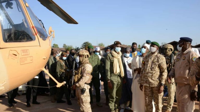 Renforcement opérationnel : le Président de la Transition remet les clefs de quatre hélicoptères à l’Armée de l’air