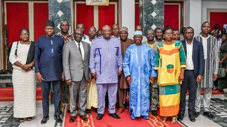 Premier ministre, Albert Ouédraogo et acteurs du secteur privé de la Chambre du commerce, les organisations faitières des boulangeries et la ligue des consommateurs du Burkina Faso