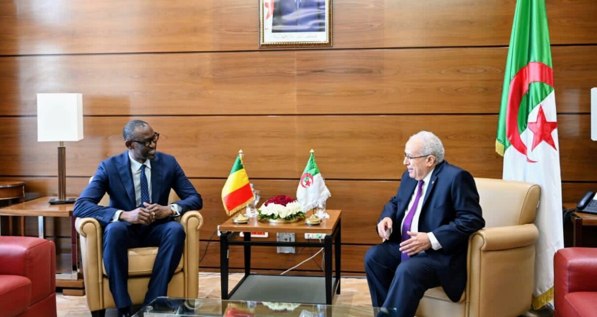 Lors de sa visite, le Chef de la diplomatie malienne s’est entretenu avec son homologue algérien, ce dimanche 7 août, notamment sur le renforcement des relations de fraternité et de coopération qui unissent les deux pays ainsi que les perspectives d’une nouvelle dynamique à la mise en œuvre de l’Accord pour la paix et la réconciliation issu du processus d’Alger
