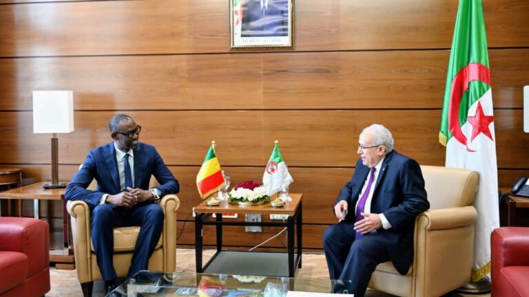 Lors de sa visite, le Chef de la diplomatie malienne s’est entretenu avec son homologue algérien, ce dimanche 7 août, notamment sur le renforcement des relations de fraternité et de coopération qui unissent les deux pays ainsi que les perspectives d’une nouvelle dynamique à la mise en œuvre de l’Accord pour la paix et la réconciliation issu du processus d’Alger