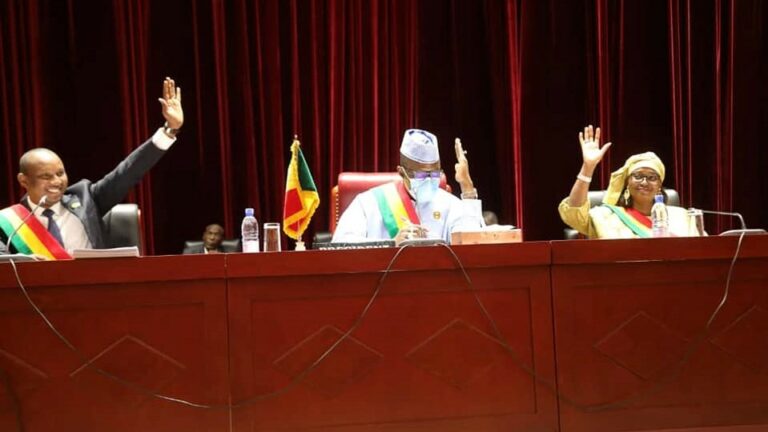 C’est par 111 voix pour, 0 contre et 0 abstention que les conseillers nationaux ont approuvé cette loi. Cette militarisation permettra de déployer la police nationale dans les zones libérées sur le territoire national et d’assurer la sécurité des populations.