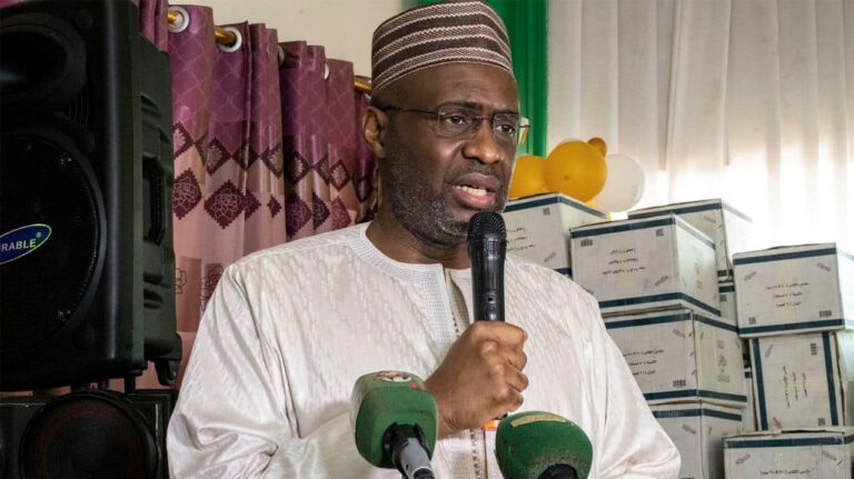 Quelques jours auparavant, le dimanche 23 octobre, l’ancien Premier ministre Moussa Mara, non moins figure de proue du parti Yelema (Le changement) a reçu la délégation de la commission des affaires étrangères du Sénat des États-Unis. Ses échanges avec les visiteurs ont porté également sur les voies et moyens pour la réussite de la transition. Celle-ci, selon l’ex-PM Mara, « nécessitera un dialogue franc et sincère avec nos partenaires ».