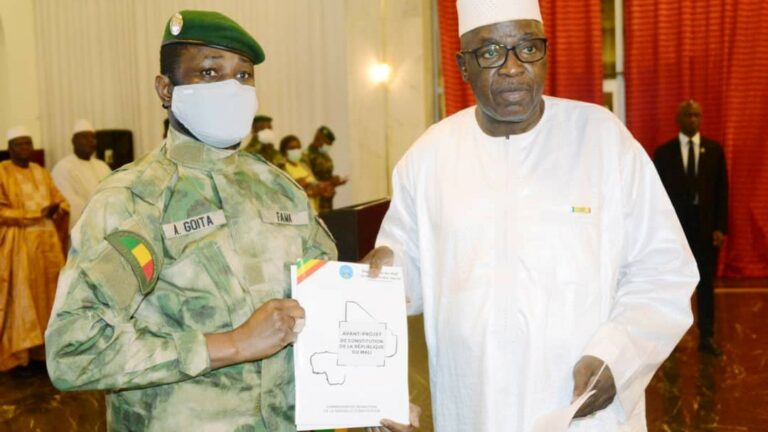 Le Président de la Commission, Fousseyni SAMAKÉ, à l’entame de ses propos, a rappelé la création de la CRNC ainsi que la nomination de ses membres et la remise de la lettre de mission par le Chef de l’État. Il a précisé que la CRNC avait pour mission d’élaborer un avant-projet de Constitution.