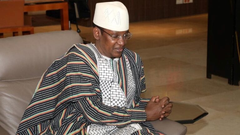 Pour ce faire, il faut une mutualisation de toutes les forces nationales acquises à la Transition, quelles que soient leurs origines politiques, sociales, professionnelles, culturelles et cultuelles, afin de rendre irréversible le changement. Mettons-nous ensemble dans une véritable union sacrée, derrière le Président de la Transition, pour sauver notre Patrie. J’invite à laisser tomber toutes les autres considérations pour sauver notre Nation.