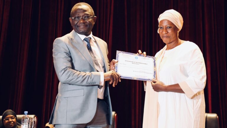 A l’ouverture, M. MAÏGA a expliqué que malgré les investissements faits dans le domaine de la santé les indicateurs ne sont toujours pas à hauteur de souhait. « Le taux de mortalité infantile est de 54 décès pour 1 000 naissances vivantes ; le taux de mortalité infanto-juvénile est de 101 décès pour 1 000 naissances vivantes ; 33 % de naissances ont lieu en dehors d’un établissement de santé ; seulement 45 % d’enfants de 12 à 23 mois ont reçu tous les vaccins de base ; 1 sur 3 des enfants de moins de 5 ans ont un retard de croissance ; seulement 40% des enfants de moins de 6 mois sont exclusivement allaités au lait maternel ; moins de 3 millions d’indigents sont enrôlés ; forte méconnaissance des systèmes de protection sociale. Fort de ces constats, de nouvelles stratégies doivent être envisagé afin de rapprocher les soins aux populations et de mieux faire comprendre notre système de santé et de protection sociale », a-t-il souligné