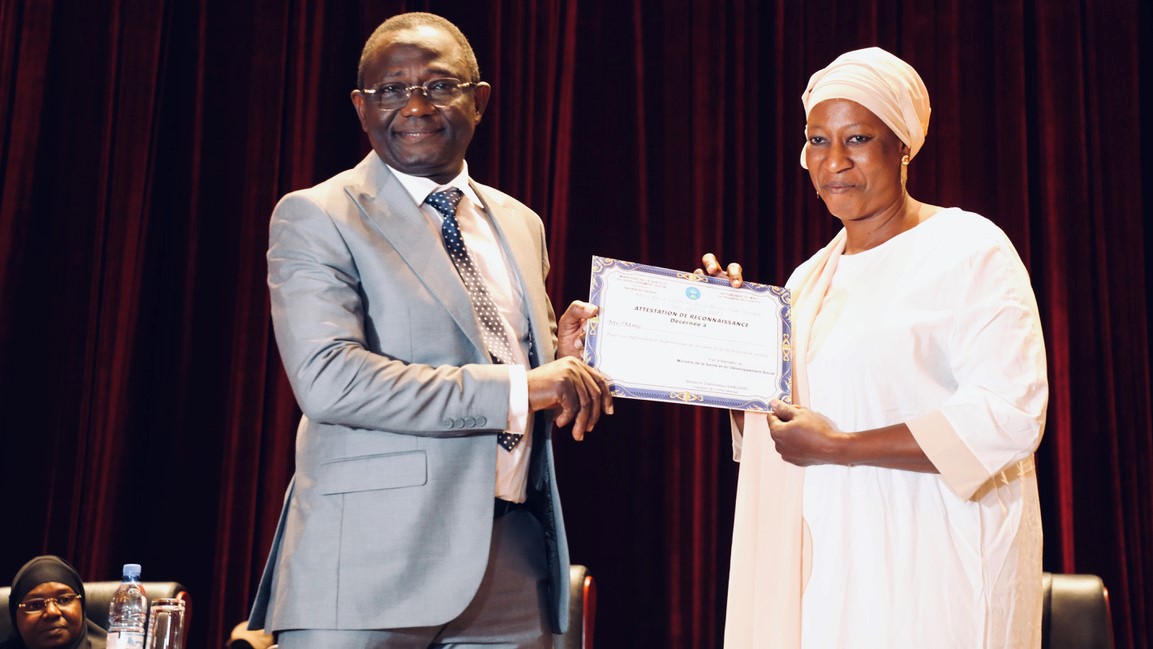 A l’ouverture, M. MAÏGA a expliqué que malgré les investissements faits dans le domaine de la santé les indicateurs ne sont toujours pas à hauteur de souhait. « Le taux de mortalité infantile est de 54 décès pour 1 000 naissances vivantes ; le taux de mortalité infanto-juvénile est de 101 décès pour 1 000 naissances vivantes ; 33 % de naissances ont lieu en dehors d’un établissement de santé ; seulement 45 % d’enfants de 12 à 23 mois ont reçu tous les vaccins de base ; 1 sur 3 des enfants de moins de 5 ans ont un retard de croissance ; seulement 40% des enfants de moins de 6 mois sont exclusivement allaités au lait maternel ; moins de 3 millions d’indigents sont enrôlés ; forte méconnaissance des systèmes de protection sociale. Fort de ces constats, de nouvelles stratégies doivent être envisagé afin de rapprocher les soins aux populations et de mieux faire comprendre notre système de santé et de protection sociale », a-t-il souligné