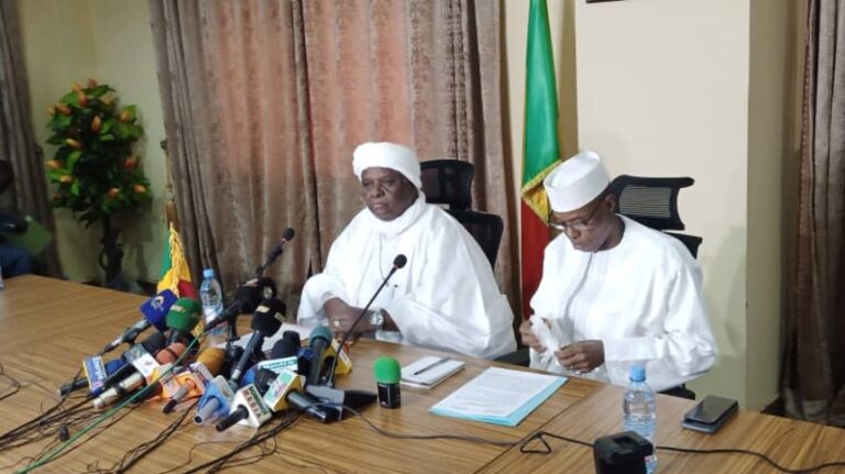 Une des principales préoccupations du Président de la transition, la vie chère qui ne cesse de couper le sommeil. Il y a trois mois plutôt, le Gouvernement de transition a pris une litanie de mesures pour réduire le coût de vie de plus en plus cher. Il a s’agit de réaffecter les quantités subventionnées non exécutées au cordon douanier représentant au moins un mois et demi de consommation à d’autres opérateurs économiques. Cette réaffectation, en ce qui concerne le sucre, pourra être accompagnée éventuellement par l’allocation d’une quantité supplémentaire correspondant à environ un mois de consommation.