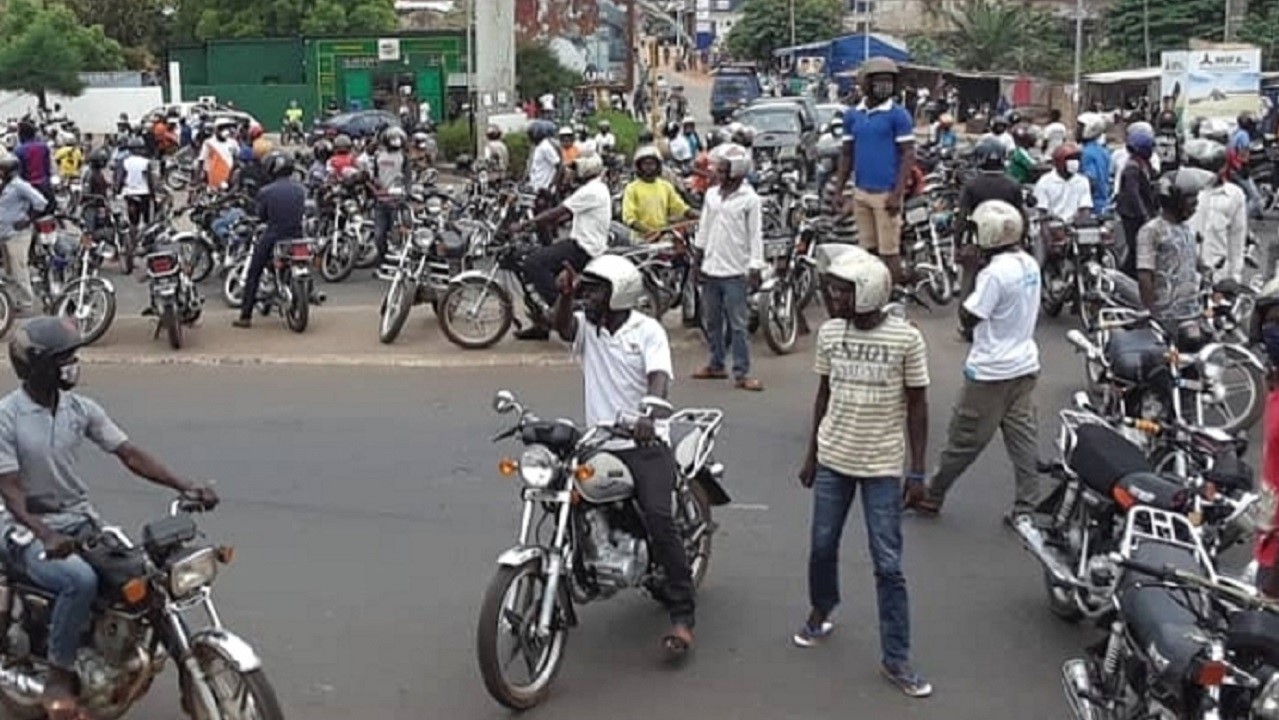 La décision précise que le port obligatoire du casque sera appliqué à partir du 1er janvier 2023. À cet effet, des contrôles routiers seront organisés régulièrement dès décembre prochain pour faire respecter cette décision.