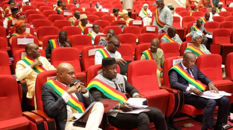 Les prévisions de recettes budgétaires pour l’exercice 2023 s’élèvent à 2 199, 908 milliards de francs CFA contre 1 982,440 milliards de francs CFA dans la loi de finances rectifiée 2022, soit une augmentation de 217,467 milliards de francs CFA, correspondant à une hausse de 10,97%.