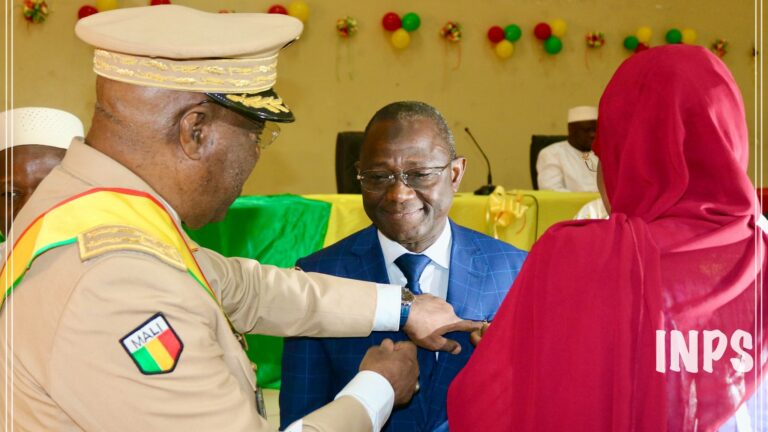 Nonobstant l’émotion, le DG COULIBALY affectueusement appelé « OKC » s’est exprimé en ces termes : « être gratifié d’un tel honneur fait chaud au cœur, mais incite également à rester humble et à redoubler d’efforts devant une telle marque de très haute estime et de reconnaissance. Pour laquelle, je vous prie d’accepter très respectueusement mes plus sincères reconnaissances ».