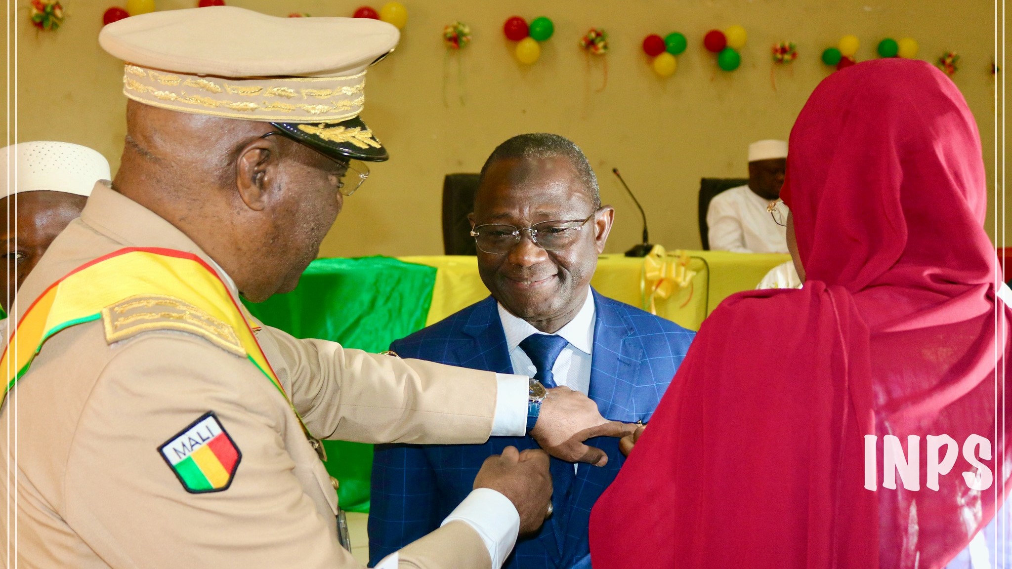 Nonobstant l’émotion, le DG COULIBALY affectueusement appelé « OKC » s’est exprimé en ces termes : « être gratifié d’un tel honneur fait chaud au cœur, mais incite également à rester humble et à redoubler d’efforts devant une telle marque de très haute estime et de reconnaissance. Pour laquelle, je vous prie d’accepter très respectueusement mes plus sincères reconnaissances ».