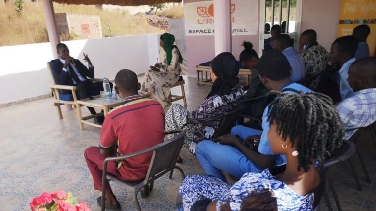 Samedi 24 décembre 2022. Nous sommes aux environs de quatorze heures. Le Fondateur et PDG de Millenium Technologie, Zégué dit Moussa Diarra, et ses collaborateurs dont le chef de protocole étaient sur place, accueillis par les responsables de ‘’Urgol Café’’, un espace culturel situé au pied de la colline au quartier Missabougou derrière l’Hôpital du Mali, dédié aux jeunes et dont l’objectif est la promotion de l’entrepreneuriat.