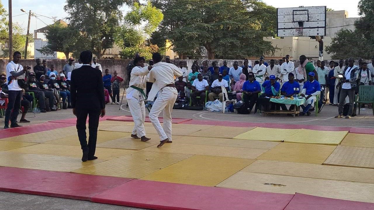 L’organisation de la 24è édition du Championnat du Mali prévue à Kayes semble être un échec. C’est du moins le constat au regard des conditions d’accueil des athlètes. Dans une lettre ouverte en date du 23 décembre 2022, adressée à la Fédération Malienne de Judo et Ju-Jitsu, l’entraîneur de l’équipe nationale, Dr. Tiefing Sissoko a attiré l’attention du président de la structure, M. Amadou B Traoré. En effet, précise la correspondance, « une partie de nos athlètes, après plus de 8 heures de trajet, ont passé la nuit du 22 au 23 décembre 2022 sur les tatamis de judo dans un espace dédié aux conférences ».