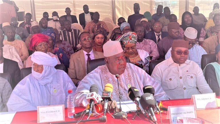 Le président du parti des Abeilles est revenu sur l'année 2022 qui, selon lui, « n'a pas été du tout facile », mais éprouvante pour le Peuple malien. En effet, malgré la volonté commune des Maliens de vivre en parfaite harmonie et les immenses efforts fournis par les Autorités de la Transition et les partenaires de la Communauté internationale pour l'avènement de la paix, les terroristes et les forces obscurantistes de tout genre continuent de semer la mort. « Rien ne peut les justifier et la riposte doit être impitoyable pour tous les démocrates et toute la chaîne de solidarité tissée autour de notre pays face à ces hordes terroristes », a-t-il déclaré. Avant de déplorer les attaques terroristes perfides qui portent un coup dur à l'espoir d'un retour rapide de la paix au Mali.