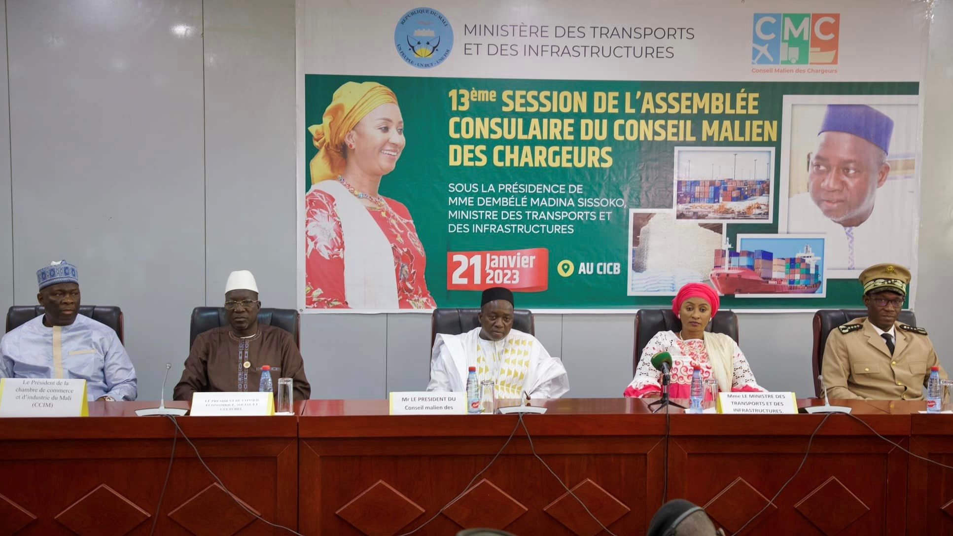 Ouvrant les travaux, le ministre des Transports et des Infrastructures, Mme Dembélé Madina Sissoko, a, d’entrée de jeu, salué l’accompagnement citoyen du conseil conduit par M. Kissima dit Bakissima Sylla, et son engagement hautement patriotique, pour juguler les effets de « l’embargo illégal, illicite, injuste et inhumain imposé au Mali, à des desseins inavoués, par la CEDEAO et l’UEMOA, durant six mois ». « Les efforts consentis par le Gouvernement, que vous avez assuré de votre accompagnement citoyen, ont permis d’atténuer la souffrance de nos populations et d’éviter ainsi à notre pays la flambée des prix, la rupture des approvisionnements et la pénurie de produits de consommation », a déclaré la ministre Dembélé.