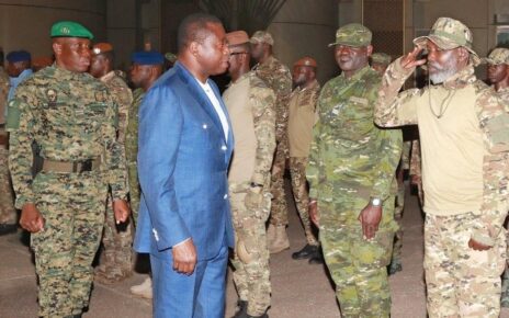 En route vers Abidjan, la délégation ivoirienne a observé́ une halte à Lomé pour s’acquitter d’un devoir de gratitude envers le chef de l’Etat togolais pour son implication dans la gestion de la crise née de l’arrestation de 49 soldats ivoiriens au Mali en juillet 2022.