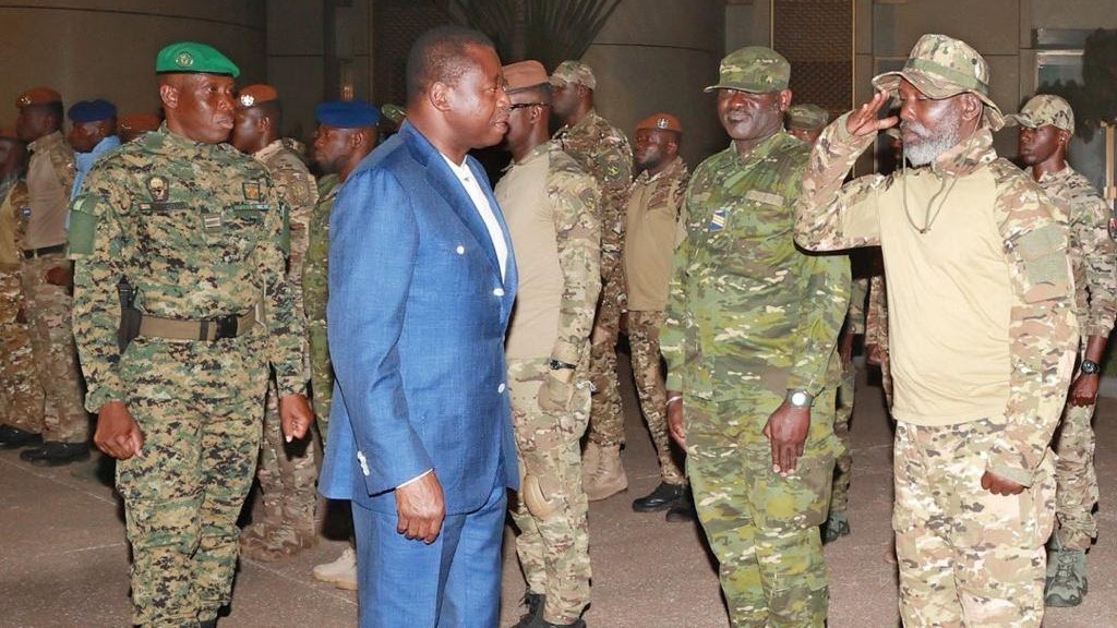 En route vers Abidjan, la délégation ivoirienne a observé́ une halte à Lomé pour s’acquitter d’un devoir de gratitude envers le chef de l’Etat togolais pour son implication dans la gestion de la crise née de l’arrestation de 49 soldats ivoiriens au Mali en juillet 2022.