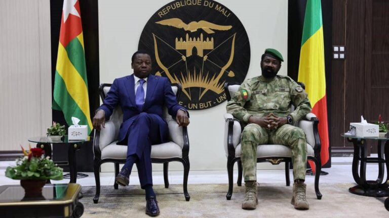 A sa descente d'avion à l’aéroport international Président Modibo KEÏTA de Bamako-senou, il a été accueilli par le Président GOÏTA. C'était en présence du Premier ministre, du Président du Conseil national de la Transition, du corps constitué, des membres du Gouvernement ainsi que de la communauté togolaise au Mali.