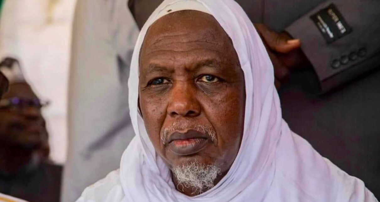 De son côté le président de la CODEM Housseyni Amion Guindo apporte son soutien à l’imam, il condamne et qualifie l’acte d’atteinte grave aux libertés fondamentales consacrées par la Constitution de notre pays. « J’ai appris avec stupeur, l’agression du cortège de l'imam Mahmoud DICKO cet après-midi à son retour de l'Arabie Saoudite, où il venait d'honorer le Mali à travers des responsabilités confiées à lui par la Oumma Islamique, en raison notamment de sa brillante nomination comme membre de base permanent de la Ligue Islamique Mondiale » dixit Poulo.