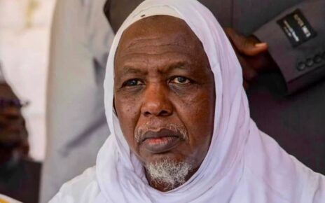 De son côté le président de la CODEM Housseyni Amion Guindo apporte son soutien à l’imam, il condamne et qualifie l’acte d’atteinte grave aux libertés fondamentales consacrées par la Constitution de notre pays. « J’ai appris avec stupeur, l’agression du cortège de l'imam Mahmoud DICKO cet après-midi à son retour de l'Arabie Saoudite, où il venait d'honorer le Mali à travers des responsabilités confiées à lui par la Oumma Islamique, en raison notamment de sa brillante nomination comme membre de base permanent de la Ligue Islamique Mondiale » dixit Poulo.