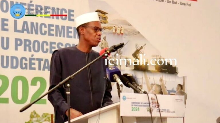 Le Ministre de l’Economie et des Finances M. Alousséni SANOU a procédé au lancement des travaux de la Conférence de lancement des travaux du processus budgétaire 2024, qui s’est tenue ce jeudi 16 février 2023 à Bamako, en présence du Directeur du General du Budget Ahmadou Tijani HAÏDARA, des gouverneurs des régions, des représentants des institutions de la république, ceux des Autorités administratives indépendantes, de la société civile, du secteur privé, des hauts cadres de l’administrations et les représentants des partenaires techniques et financiers.