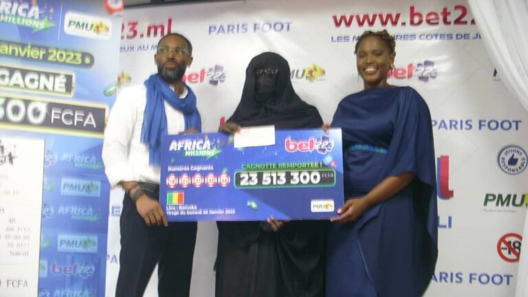 De cet événement heureux, ressortent des détails sur Bet 223 et sur ses différents produits pour les clients qui souhaiteraient se faire une idée là-dessus. Bet 223, selon le DG, est une jeune entreprise malienne qui opère dans le secteur de jeux et loisirs. Il y a un peu plus de 2 ans et demie, elle a commencé ses opérations. Elle propose à ses clients (4) familles de jeu : les jeux virtuels, les paris sportifs, la loterie instantanée et la loterie à tirage rassemblant "Super Jackpot 4'' qui consiste à trouver 4 numéros sur un ensemble de 50, puis "Africa Millions" pour lequel nous sommes là aujourd'hui, qui consiste à trouver 5 numéros sur un total de 50.