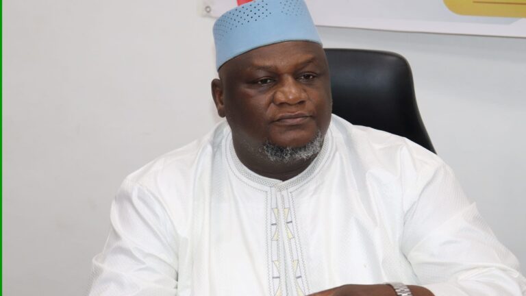 « La Direction Nationale du Commerce et de la Concurrence engagée dans la lutte contre certaines pratiques dans nos marchés a déployé à travers le pays des équipes d’enquêtes qui viennent de signaler des faits contraires à la réglementation parmi lesquels, la détention de stocks de marchandises sans justificatifs », a égrené le présentateur du journal télévisé de 20 heures.