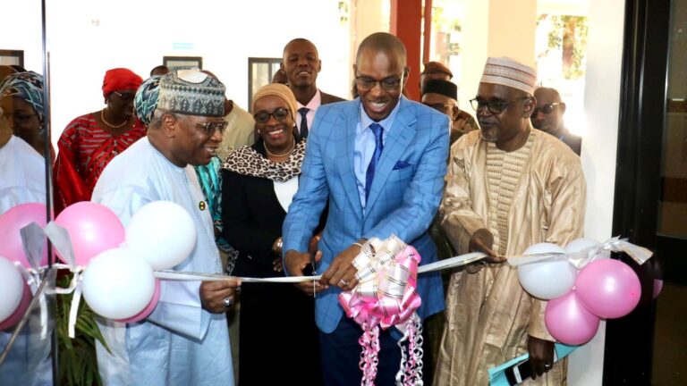 « L’octroi d’un siège équipé à la CENTIF traduit les ambitions et la détermination du Président de la Transition, Chef de l’Etat le Colonel Assimi GOITA dans la lutte contre le blanchissement des Capitaux et du Financement du Terrorisme et à doter les membres et les travailleurs de la CENTIF d’un cadre de travail plus adéquat et plus accueillant pour un meilleur exercice de leurs fonctions » a expliqué le ministre Alousséni SANOU lors de la cérémonie.