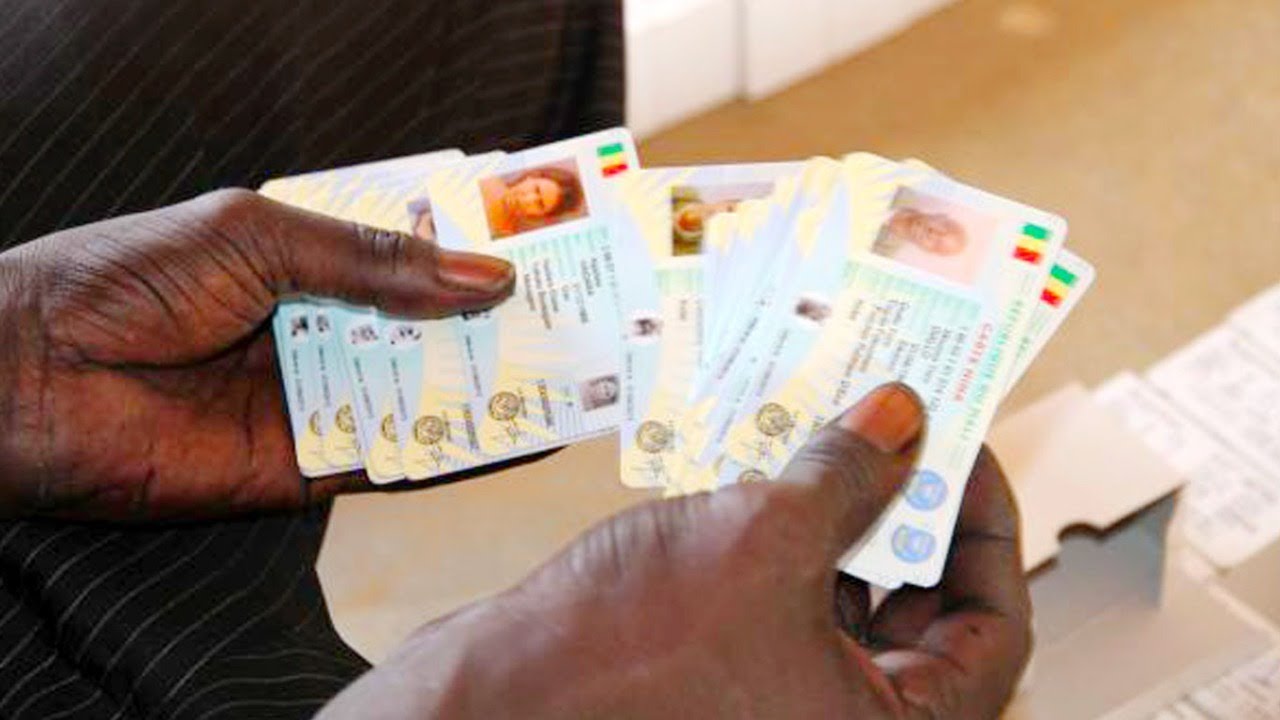 Ce communiqué du ministère de la sécurité et de la protection civile n’a pas été du gout d’un grand nombre de maliens. Cette communication a poussé bon nombre de nos compatriotes à dénoncer les graves manquements à ce processus de mise à jour au niveau des structures en charge de la question. En effet, le ministère de la Sécurité et de la Protection Civile a lancé, le 09 janvier 2023, l’opération de mise à jour des NINA (Numéro d’Identification Nationale). Dans un communiqué en date du 14 février 2023, le ministère de la sécurité dit constater qu’à ce jour un faible niveau de mobilisation de nos compatriotes a été enregistré malgré la grande campagne de communication faite autour du sujet.